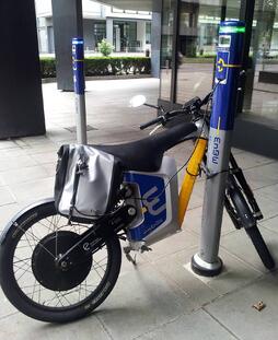 Ein EnBW E-Bike an der Ladestation